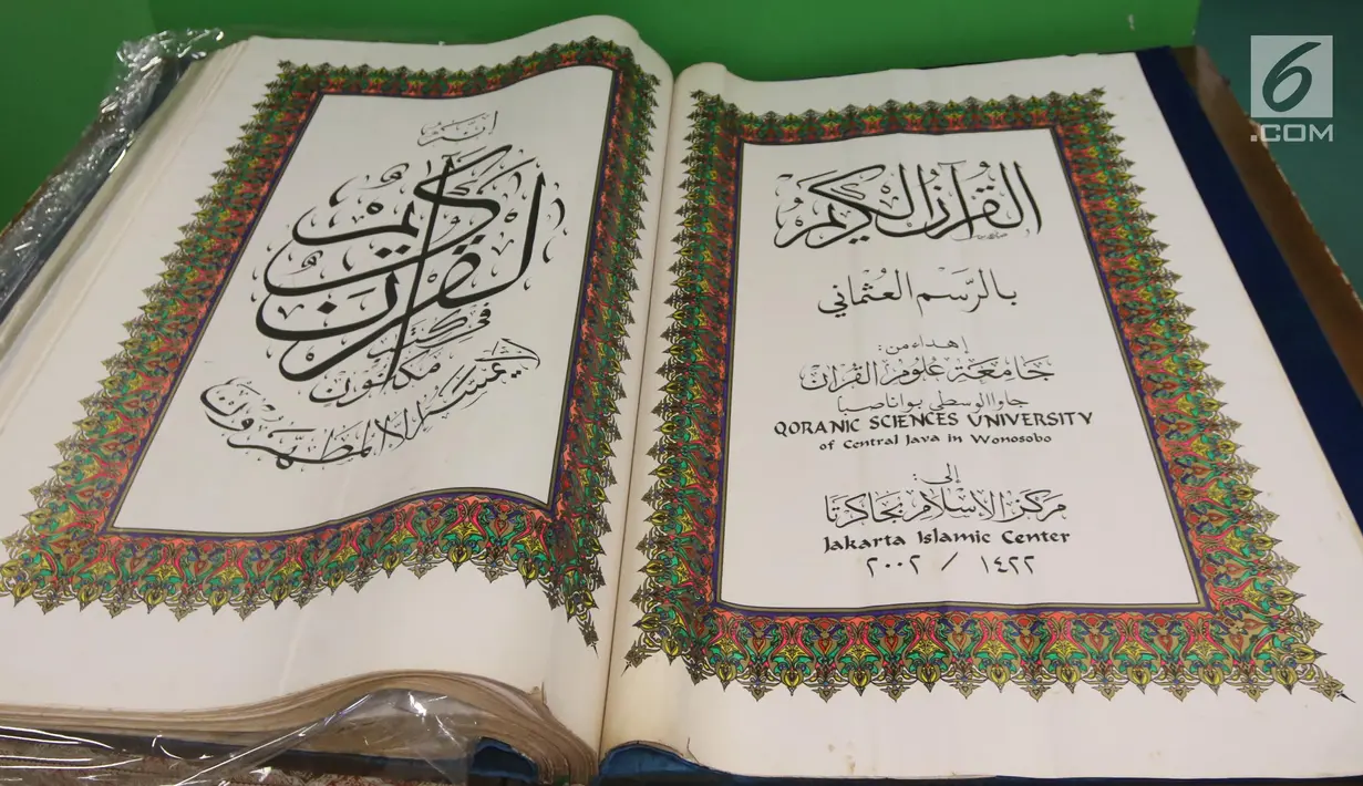 Sebuah Alquran raksasa yang dipajang di perpustakaan Jakarta Islamic Centre, Jakarta Utara, Jumat (18/5). Alquran yang ditulis tangan tersebut dibuat pada tahun 2002 di Wonosobo. (Liputan6.com/Arya Manggala)