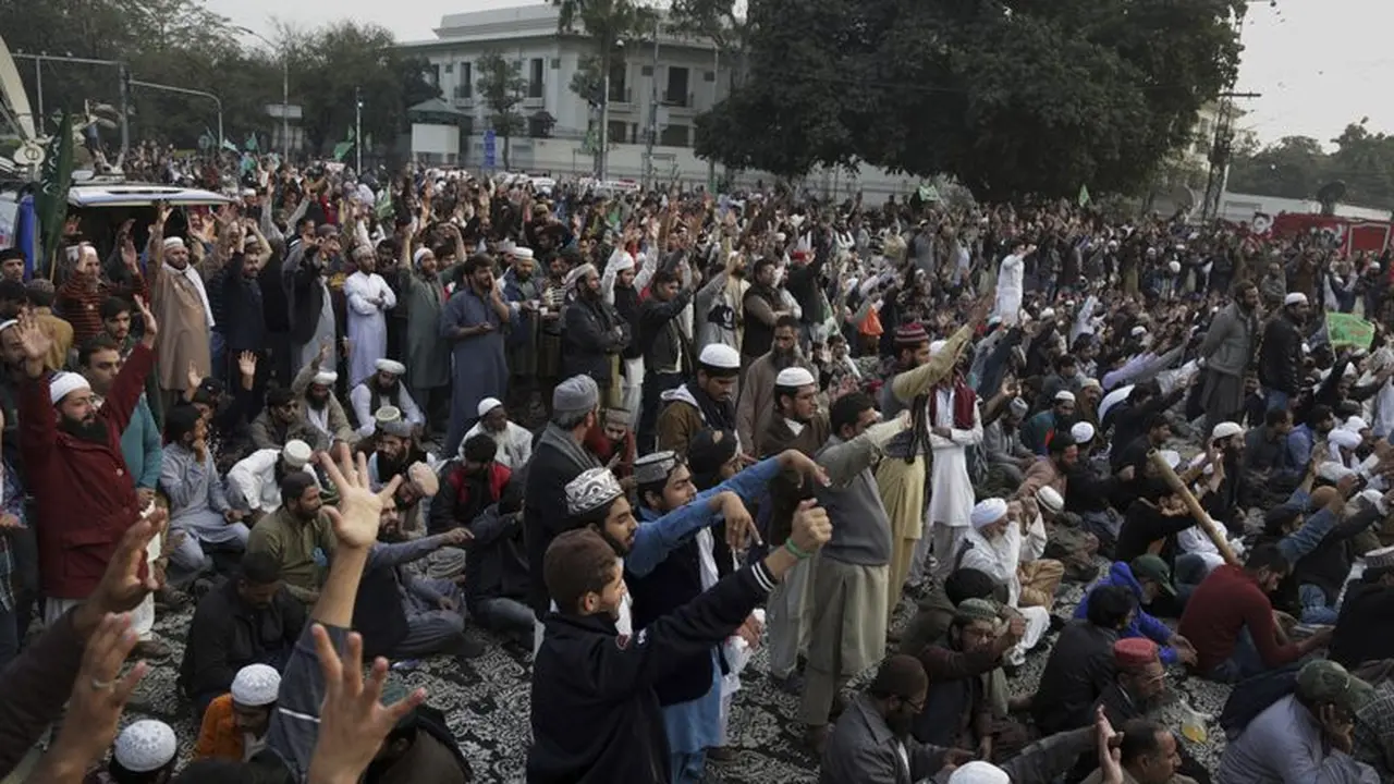 Demonstran di Lahore, Pakistan pada 26 November 2017. Massa menolak sebuah amandemen pasal parlemen yang dinilai oleh mereka mengandung unsur penistaan agama (K.M Chaudary/AP)