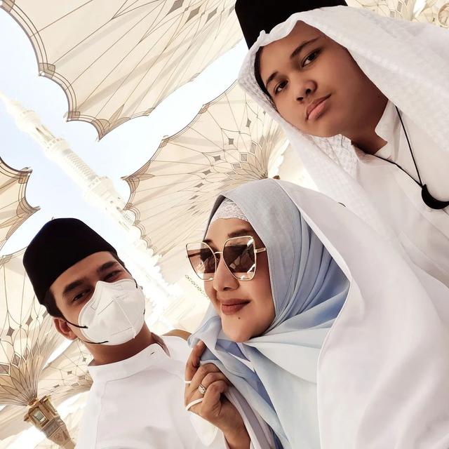 Paramitha Rusady menjalankan ibadah umrah (Foto: Instagram @paramitha118real)