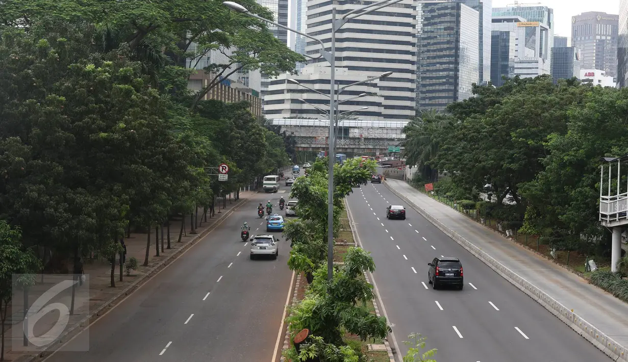 Suasana arus lalu lintas di Jalan Sudirman, Jakarta,Senin (11/7). Meskipun libur cuti bersama telah usai, Jalanan protokol Jakarta masih sepi. (Liputan6.com/Immanuel Antonius)
