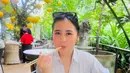 Menikmati makanan khas Thailand, Prilly tampil mengenakan kemeja bergaris dengan kancing terbuka. Kacamata frame hitam pun di letak di kepalanya.  [@prillylatuconsina96]