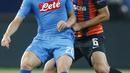 Gelandang Napoli, Piotr Zielinski, berebut bola dengan gelandang Shakhtar Donetsk, Taras Stepanenk, pada laga Liga Champions di Stadion Metalist, Ukraina, Kamis (14/9/2017). Shakhtar Donetsk menang 2-1 atas Napoli. (AP/Efrem Lukatsky)
