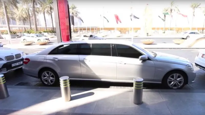 Tampil Beda, Mercedes Benz E-Class Jadi Limousine di Dubai