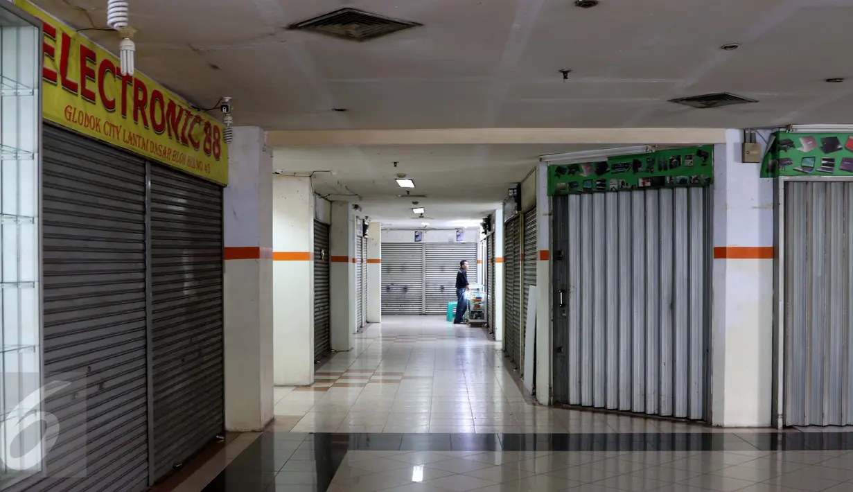 Sejumlah pengusaha di kawasan Glodok, Jakarta Barat, memilih tutup toko terkait dengan demonstrasi besar yang dilakukan ormas Islam, Jumat (4/11). Mereka khawatir menjadi sasaran anarkisme para pendemo tersebut. (Liputan6.com/Gempur M Surya)