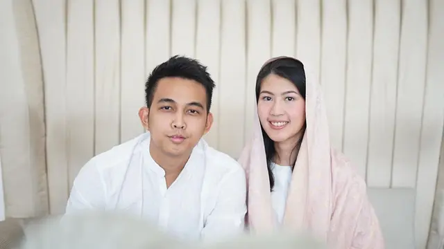 Dikaruniai Anak Usai 8 Tahun Menikah, Ini 7 Momen Mesra Indra Sinaga dan Istri