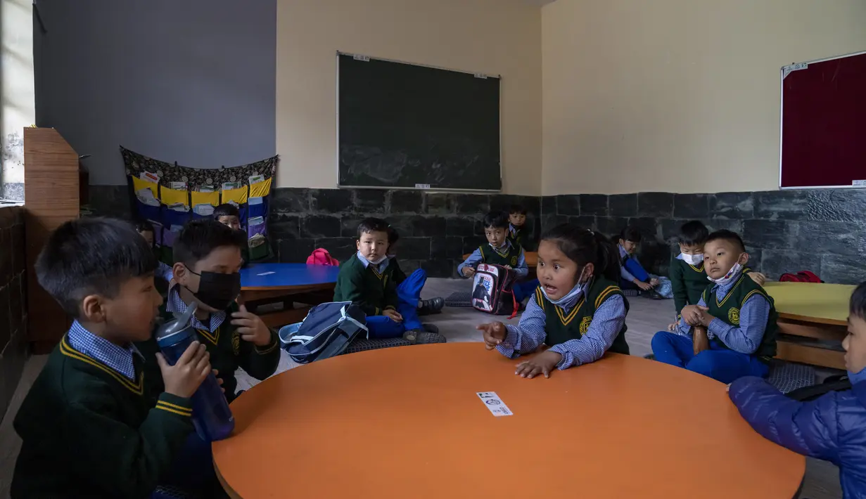 Anak-anak Tibet di pengasingan duduk di kelas mereka sebelum kelas dimulai di Sekolah Hari Desa Anak-anak Tibet di Dharmsala, India (24/3/2022). Kehidupan sekolah perlahan kembali normal setelah sempat terganggu akibat pandemi COVID-19. (AP Photo/Ashwini Bhatia)