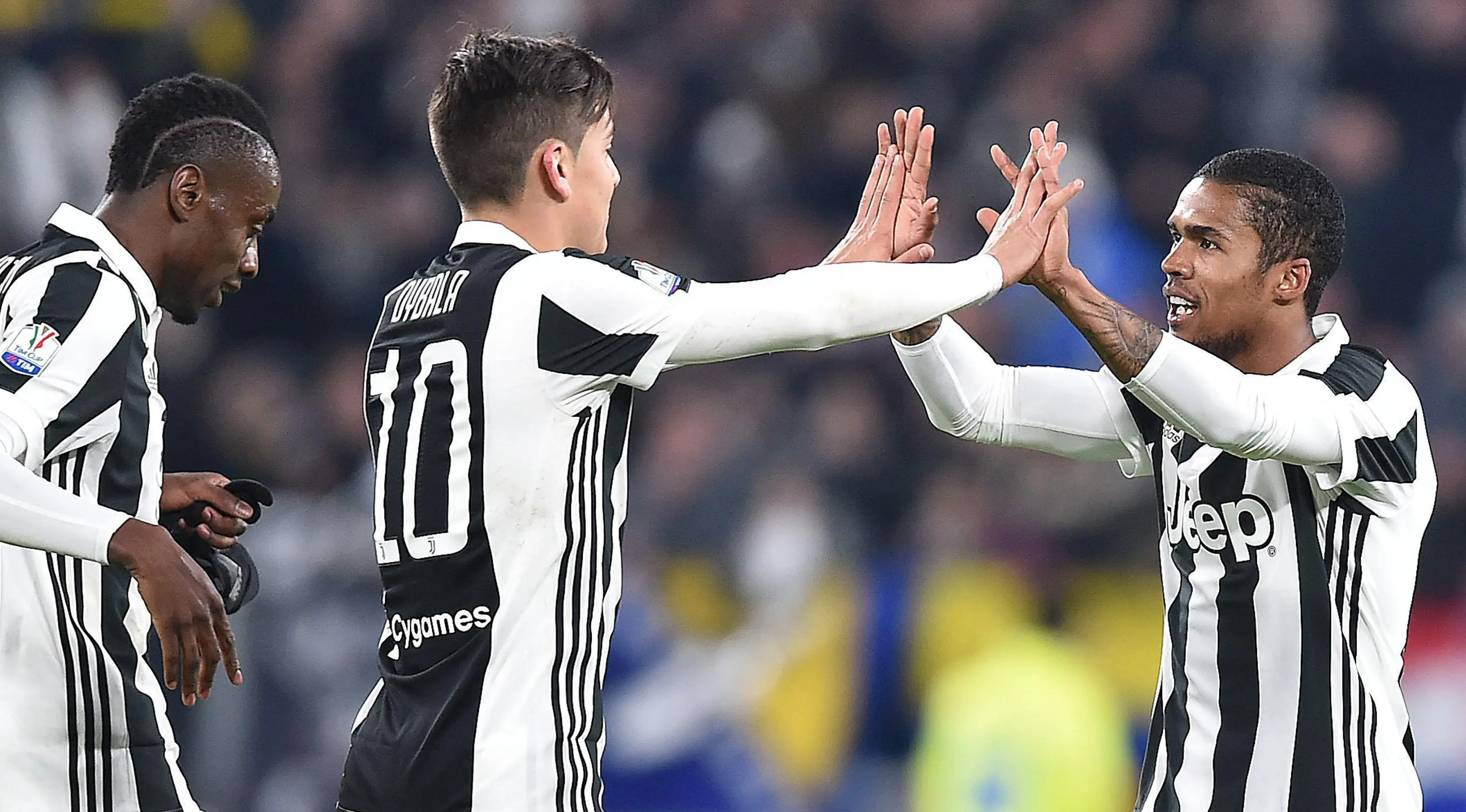 Pemain Juventus, Douglas Costa bersama rekan setim merayakan golnya ke gawang klub sekota, Torino dalam lanjutan Coppa Italia. (Andrea Di Marco/ANSA via AP)