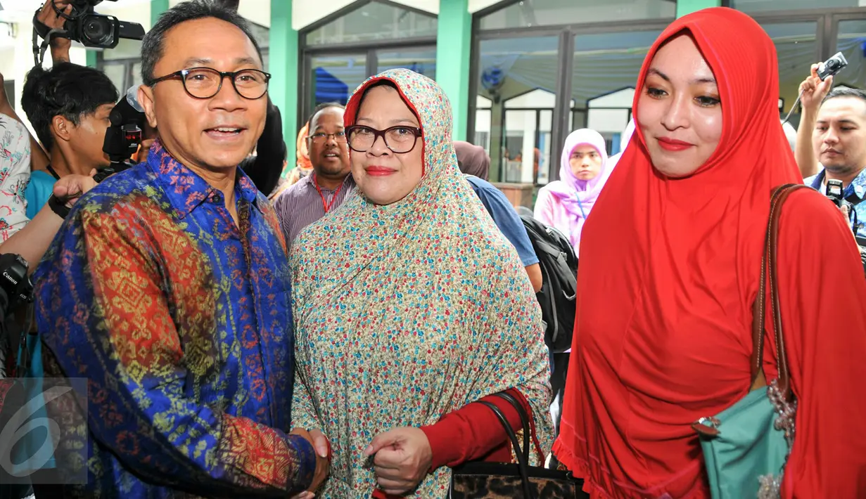 Ketua MPR Zulkifli Hasan, mantan politikus Hanura, Dewie Yasin Limpo dan terpidana kasus suap Wisma Atlet Hambalang, Angelina Sondakh saat acara sosialisasi Empat Pilar oleh MPR di Rutan Pondok Bambu, Jakarta, Jumat (27/5). (Liputan6.com/Yoppy Renato)