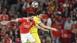 Pemain Inter Milan, Matteo Darmian, duel udara dengan pemain Benfica, Rafa Silva, pada laga Liga Champions di Stadion the Luz, (11/4/2023). Darmian bagaikan benteng kukuh, ia menahan gempuran dari penggawa Benfica dengan baik dengan membuat sembilan intersep, dua clearance, satu blok, dan satu tekel. (AFP/Patricia de Melo Moreira)