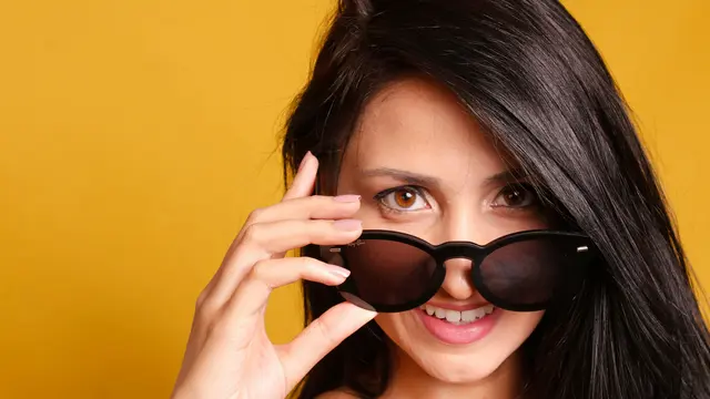 Perempuan dengan kacamata hitam