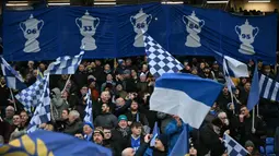 Suporter Everton mengibarkan bendera dan banner dalam laga lanjutan Piala FA 2024/2025 melawan Bournemouth di Goodison Park, Liverpool, Inggris, Minggu (09/02/2025) WIB. (AFP/Paul Ellis)