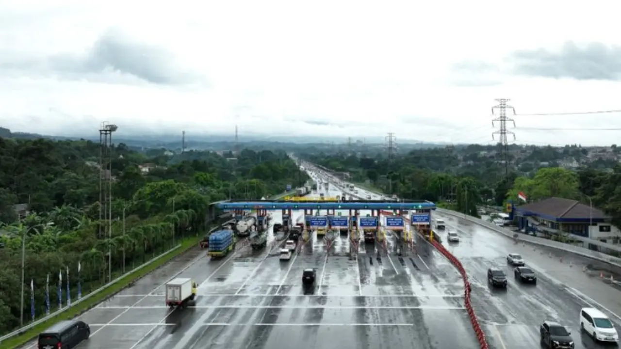 Suasana arus lalu lintas di Gerbang Tol Ciawi menuju wilayah Puncak, Bogor, Jawa Barat.