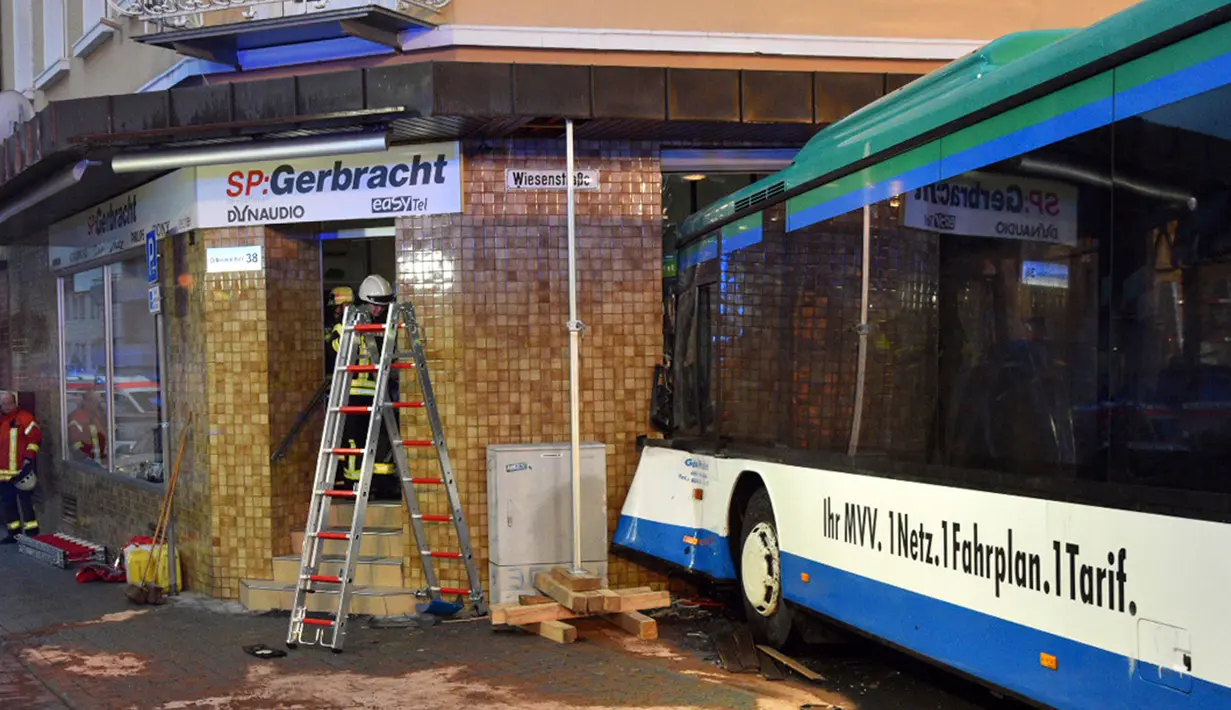 Kondisi bus yang menabrak tembok sebuah toko di Eberbach dekat Mannheim, Jerman, Selasa (16/1). Kecelakaan terjadi sekitar pukul 7:00 pagi waktu setempat saat bus dalam perjalanan ke sebuah sekolah di kota barat daya Eberbach. (Rene Priebe/dpa via AP)
