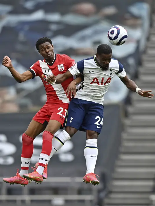 Pemain Southampton Nathan Tella (kiri) berebut bola udara dengan pemain Tottenham Hotspur Serge Aurier pada pertandingan Liga Inggris di Stadion Tottenham Hotspur, London, Inggris, Rabu (21/4/2021). Tottenham Hotspur menang 2-1. (Justin Setterfield/Pool via AP)