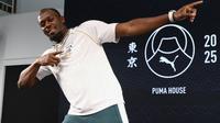 Sprinter legendaris Jamaika, Usain Bolt, berpose untuk foto setelah konferensi pers di Tokyo pada 11 September 2025 menjelang dimulainya Kejuaraan Atletik Dunia. (STR/JIJI PRESS/AFP)