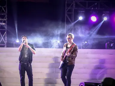 Grup musik Arkarna tampil dalam konser Syukuran Rakyat Salam 3 Jari di kawasan Monas, Jakarta, (20/10/14). (Liputan6.com/Faizal Fanani)