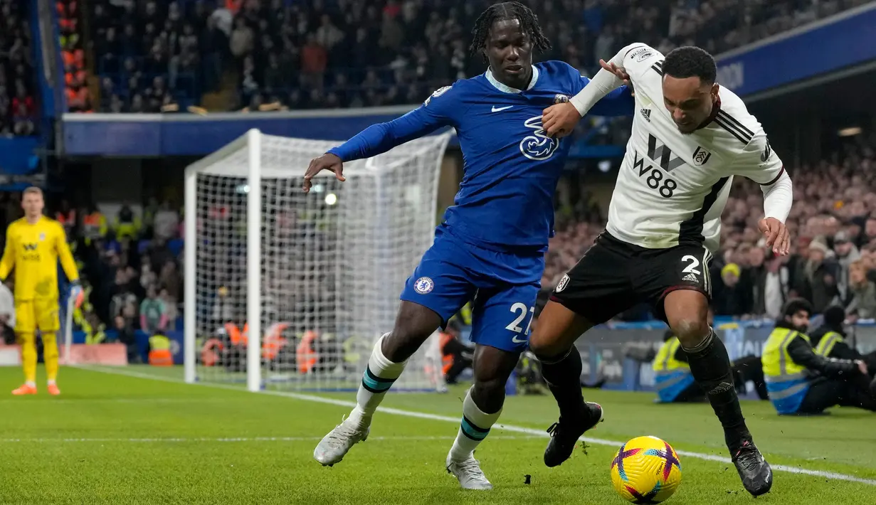 Pemain Chelsea David Datro Fofana berebut bola dengan pemain Fulham (kanan) Kenny Tete pada pertandingan sepak bola Liga Inggris di Stadion Stamford Bridge, London, Inggris, 3 Februari 2023. Chelsea ditahan imbang Fulham 0-0. (AP Photo/Kirsty Wigglesworth)