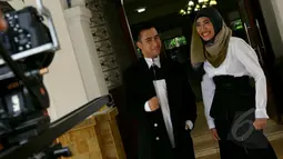 Alika dan Vidi Aldiano melepas tawa saat melakukan syuting di kawasan masjid Al-Bina Senayan, Jakarta, Kamis, (9/4/2015). Alika akan merilis single religi berjudul "Akhirnya" feat Vidi Aldiano. (Liputan6.com/Faisal R Syam)