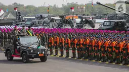 Pemimpin upacara memeriksa pasukannya saat mengikuti gladi bersih HUT ke-74 TNI di Lanud Halim Perdanakusuma, Jakarta, Kamis (3/10/2019). Gladi bersih ini dimulai dengan parade satuan AD, AL, dan AU. (Liputan6.com/Faizal Fanani)