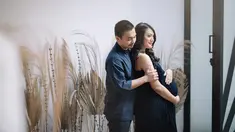 Ini saat Raditya Dika dan Anissa Aziza sedang menjalankan photoshoot dengan Imagenic. Prosesi foto ini dilakukan beberapa hari Anissa melahirkan. (Liputan6.com/IG/@anissaaziza)