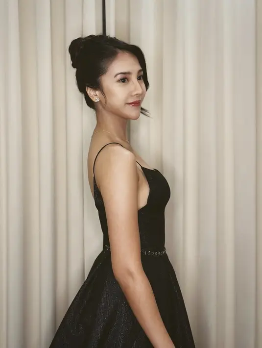 Gaya rambutnya ditata ke belakang dengan gaya updo serta poni sampingnya. Nampak ia mengenakan anting Chanel.  (@anyageraldine)