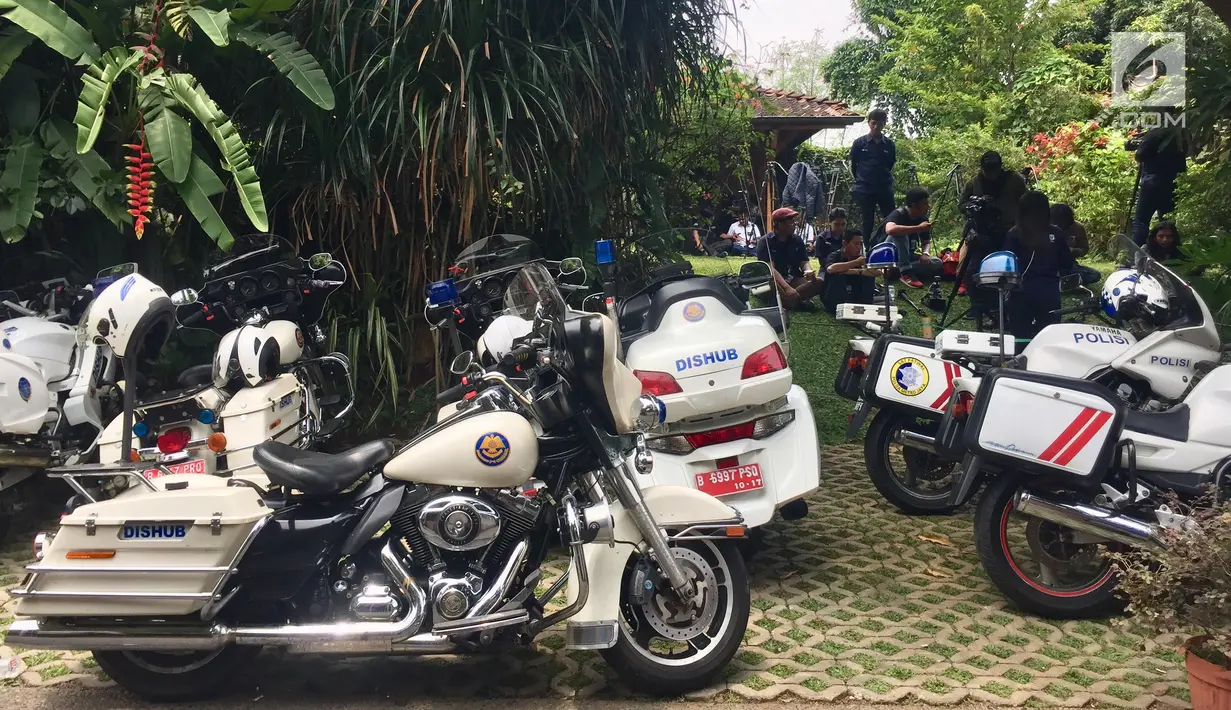 Sejumlah motor patwal Dishub dan polisi terparkir di rumah Gubernur terpilih DKI, Anies Baswedan di Lebak Bulus, Jakarta, Senin (16/10). Motor-motor gede ini nantinya akan mengawal Anies ke Istana Negara untuk pelantikan. (Liputan6.com/Immanuel Antonius)