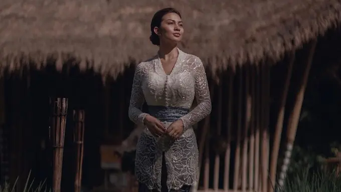 Pesona Ariel Tatum saat Memakai Kain Nusantara, Anggun Banget