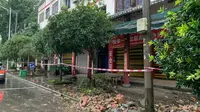 Tembok yang rusak terlihat setelah gempa bumi di Luzhou, di provinsi Sichuan barat daya China pada 16 September 2021. (Foto: AFP/STR)