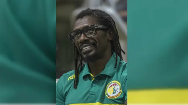 Berbeda dengan pelatih lainnya yang terlihat rapi dengan potongan rambut cepak dan klimis, Cisse justru tampil nyentrik.