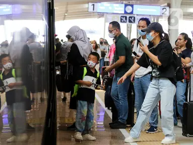 Sejumlah penumpang duduk dalam gerbong kereta cepat Whoosh di Stasiun Kereta Cepat Halim, Jakarta, Minggu (24/12/2023). KCIC mencatat pengguna jasa kereta cepat Whoosh dalam sepekan terakhir meningkat sekitar 20-25 persen. (Liputan6.com/Herman Zakharia)