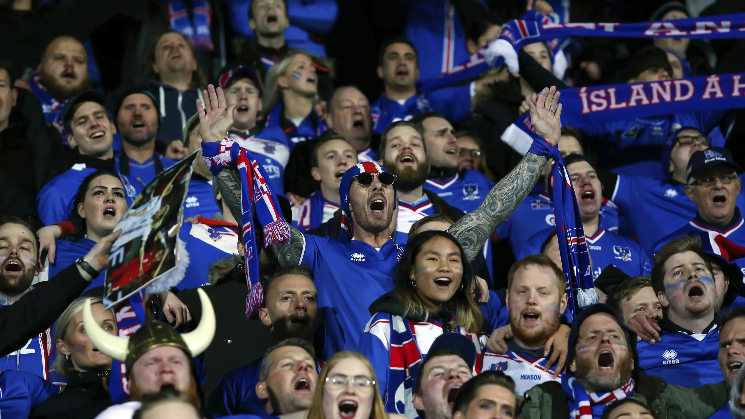Para suporter Islandia merayakan keberhasilan lolos ke Piala Dunia 2018 usai mengalahkan Kosovo di Reykjavik, Senin (9/10/2017). Islandia untuk pertama kali dalam sejarah lolos ke Piala Dunia. (AP/Brynjar Gunnarsson)