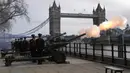 The Honorable Artillery Company menembakkan 62 tembakan penghormatan untuk menandai dimulainya Platinum Jubilee di Menara London, London, Inggris, 7 Februari 2022. Platinum Jubilee menandai 70 tahun kepemimpinan Ratu Elizabeth II. (AP Photo/Alastair Grant)