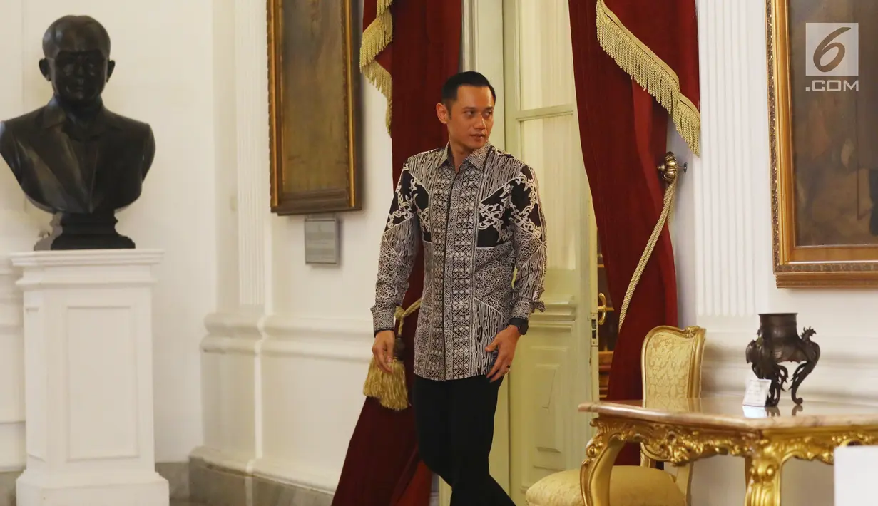 Ketua Kogasma Partai Demokrat Agus Harimurti Yudhoyono atau AHY usai bertemu dengan Presiden Joko Widodo atau Jokowi di Istana Merdeka, Jakarta, Kamis (2/5/2019). AHY menyebut sikap terbaik saat ini adalah mempercayakan penyelenggara pemilu bekerja dengan baik. (Liputan6.com/Angga Yuniar)