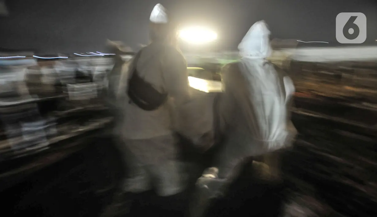 Suasana proses pemakaman jenazah pasien Covid-19 di TPU Rorotan, Jakarta, Kamis (17/6/2021). Pemakaman jenazah Covid-19 di TPU Rorotan mengalami lonjakan dalam beberapa hari terakhir seiring kembali meningkatnya kasus Covid-19 di Jakarta. (merdeka.com/Iqbal S Nugroho)