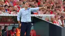 Pelatih Barcelona,  Ernesto Valverde menginstruksikan pemainnya saat bertanding melawan Athletic Bilbao pada pertandingan perdana La Liga Spanyol di Stadion San Mames, Sabtu (17/8/2019). Bilbao menang tipis atas Barcelona dengan skor 1-0. (AFP Photo/Ander Gillenea)