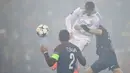 Pemain Real Madrid, Cristiano Ronaldo mencetak gol ke gawang PSG pada leg kedua babak 16 besar Liga Champions di Stadion Parc des Princes, Rabu (7/3). Mencetak gol di menit 51, Ronaldo mencatatkan rekor baru di ajang Liga Champions. (FRANCK FIFE/AFP)