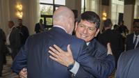 Presiden Federasi Sepak Bola Peru (FPF), Agustin Lozano berpelukan dengan presiden FIFA, Gianni Infantino. (Dok. FPF)