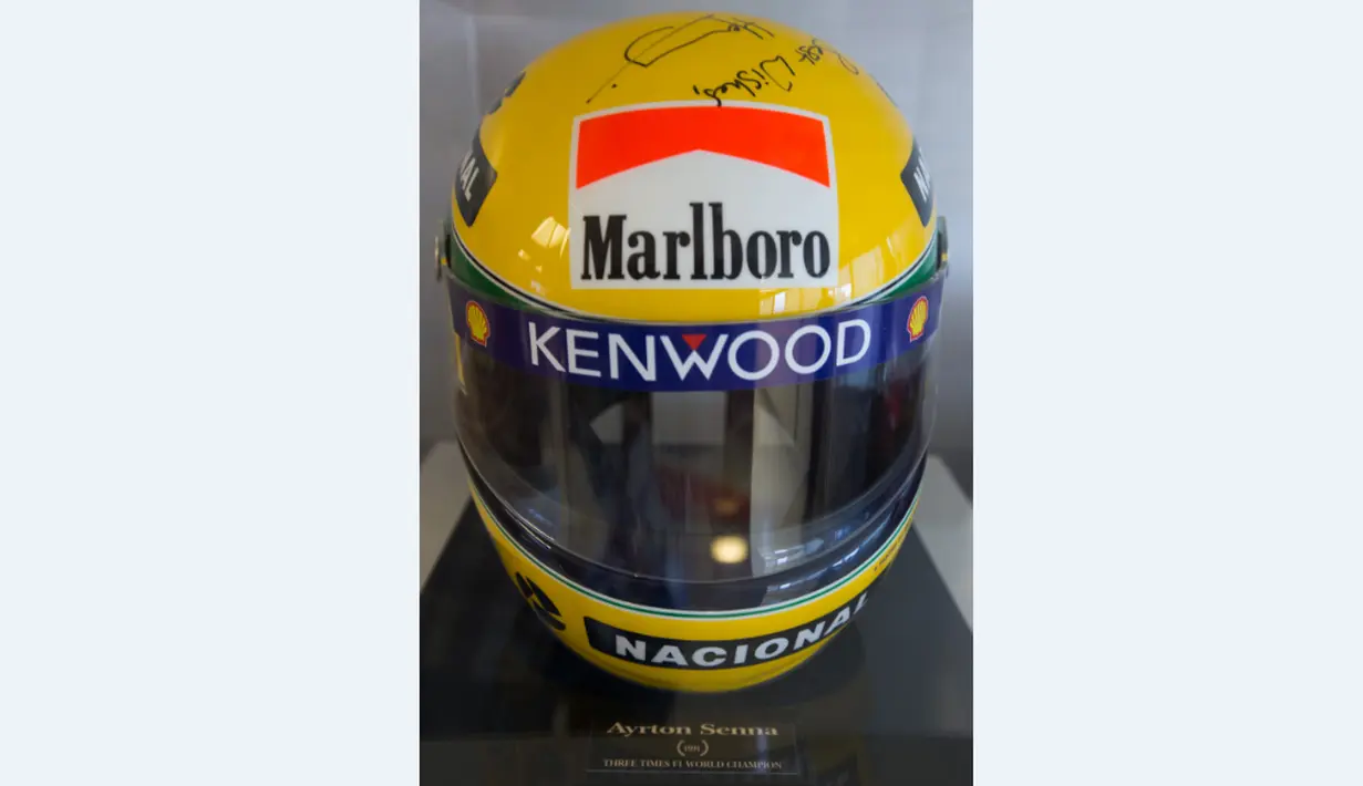Helm Ayrton Senna dipajang di Institut Ayrton Senna di Sao Paulo, Brasil. (AFP/Alexandre Schneider)