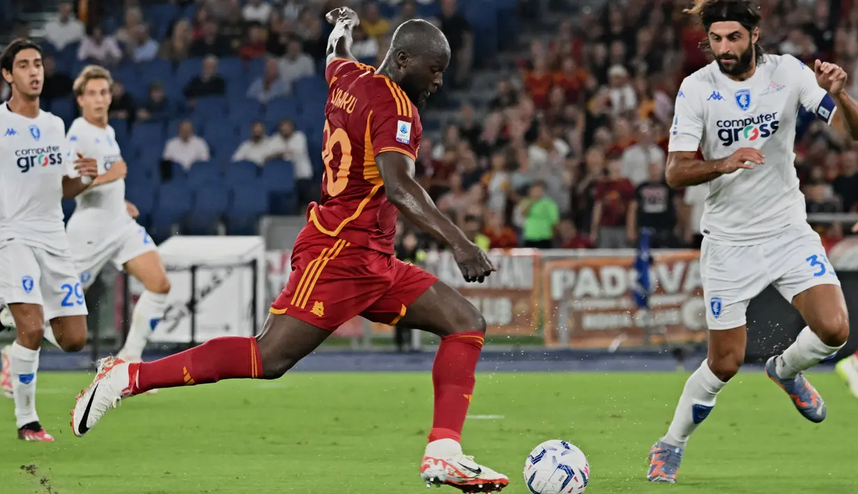 Pemain AS Roma, Romelu Lukaku, melepaskan tendangan saat melawan Empoli pada laga Liga Italia di Stadion Olimpico, Roma, Senin (18/9/2023). (AFP/Andreas Solaro)