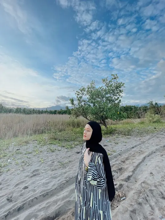 "Untungnya dokter selalu nenangin dan aku nggak sendirian. Ada Rey yang temenin," lanjut Dinda Hauw.  (Instagram/dindahw)