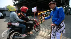 Petugas dari UPT Malioboro mengatur motor di taman parkir Abu Bakar Ali Yogyakarta, (5/4). Terhitung sejak 4 April, kawasan Malioboro bebas dari parkir yang direlokasi ke Taman Parkir Abu Bakar Ali. (Liputan6.com/Boy Harjanto)