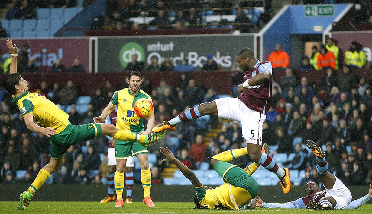 Kaki dari pemain Aston Villa, Jores Okore, beradu dengan pemain Norwich, Timm Klose di Stadion Villa Park, Inggris, Sabtu (6/2/2016). Aston Villa berhasil menaklukan Norwich 2-0. (Reuters/John Sibley)