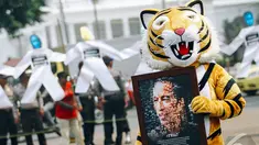  Aktivis greenpeace menggelar aksi di depan Istana Merdeka, Jakarta, Senin (27/10/2014). (Liputan6.com/Faizal Fanani) 