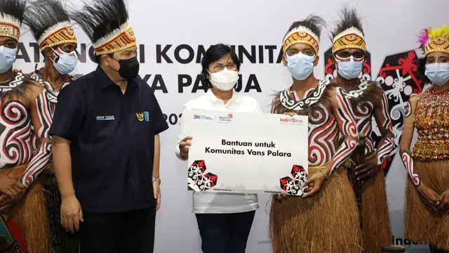 Menteri BUMN Erick Thohir Beri Semangat Komunitas Binaan IndiHome di Papua