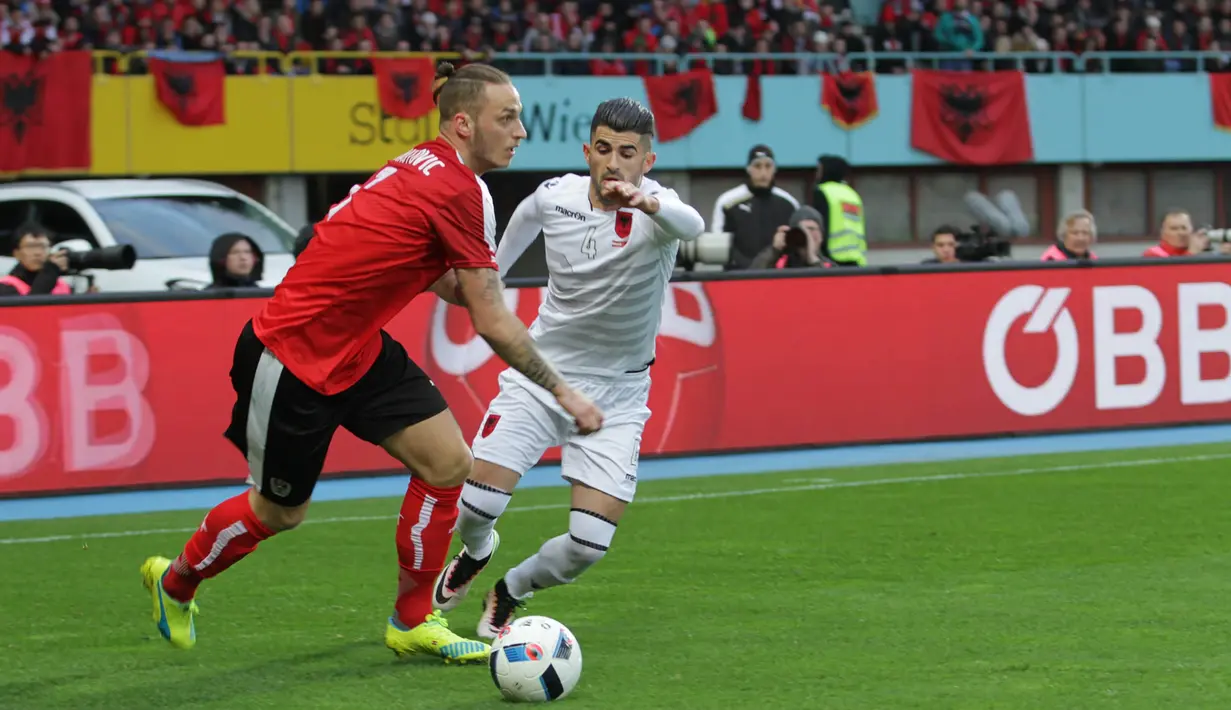 Pemain sayap Austria, Marko Arnautovic (kiri) mencoba melewati hadangan bek Albania, Elseid Hysaj dalam laga uji coba di Stadion Ernst Happel, Wina, Minggu (27/3/2016) dini hari WIB. (Bola.com/Reza Khomaini)