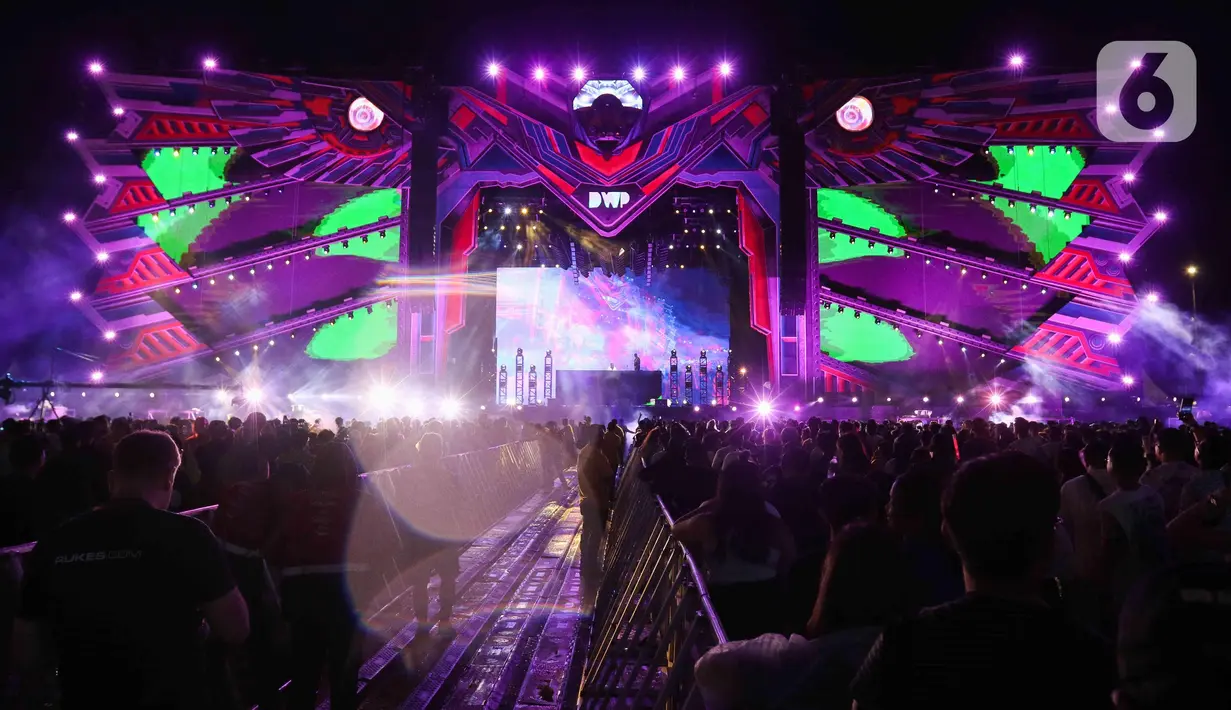 Suasana festival musik Djakarta Warehouse Project (DWP) 2022 di JIExpo Kemayoran, Jakarta, Jumat (9/12/2022). Sejumlah disjoki lokal hingga mancanegara dipastikan tampil dalam gelaran yang sempat dihentikan selama dua tahun karena pandemi Covid-19 itu. (Liputan6.com/Herman Zakharia)