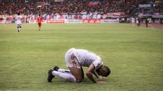 Selebrasi pemain Arema FC, Gustavo Almeida Dos Santos, setelah mencetak gol ke gawang Persija Jakarta dalam pertandingan pekan kesembilan BRI Liga 1 2023/2024 yang berlangsung di Stadion Patriot Candra Bhaga, Bekasi, Minggu (20/9/2023). (Bola.com/Bagaskara Lazuardi)