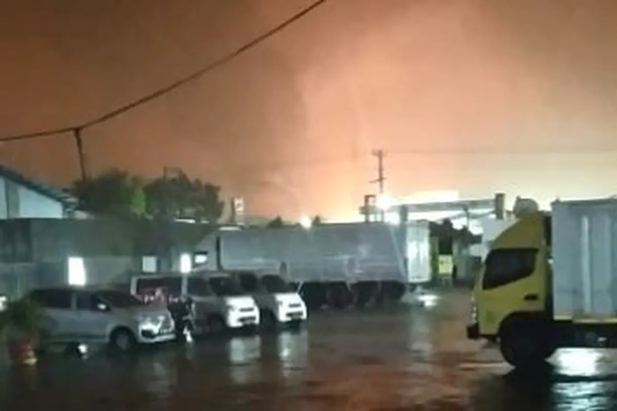 Kebakaran di kawasan Kilang Pertamina Cilacap itu terjadi di tangki 39 Paraxyline Pertamina Refenery Unit (RU) 4 Cilacap, Jumat malam (11/6/2021). (Foto: Istimewa)