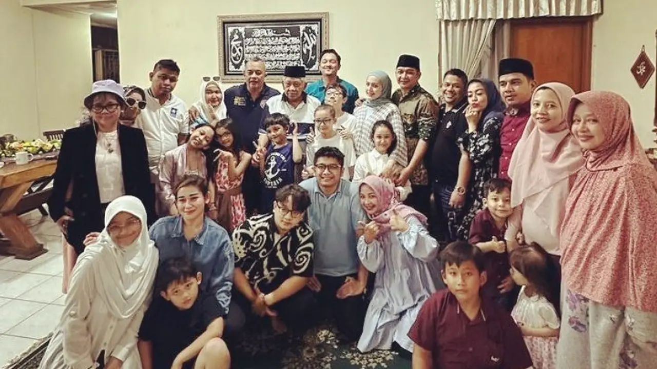 Potret Pasha Ungu berkumpul dengan keluarga besar di hari ulang tahun (Sumber: Instagram/pashaungu_vm)