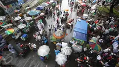 Pedagang Kaki Lima (PKL) menjajakan dagangannya di sekitar Mesjid Istiqlal, Jakarta, Jumat (2/12). Aksi 2 Desember yang dipenuhi massa menjadi kesempatan bagi sejumlah PKL untung meraup untung. (Liputan6.com/Immanuel Antonius)
